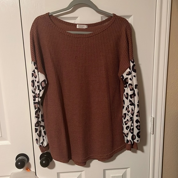 Kancystore Medium mauve sweater with cheetah print sleeves - Picture 1 of 3